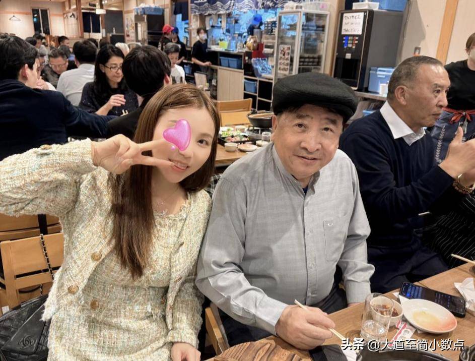 会搂抱美女举止亲密桌上茅台抢镜pg电子74岁姜昆现身小日子聚