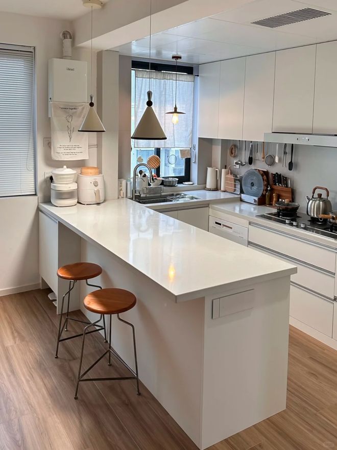 桌入住后我却真香了！小户型这么装太绝pg电子中国老公不听劝非要拆了餐厅餐(图2)