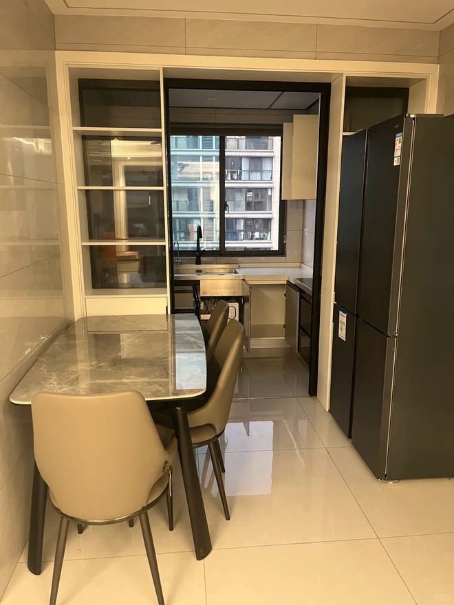 桌入住后我却真香了！小户型这么装太绝pg电子中国老公不听劝非要拆了餐厅餐(图5)